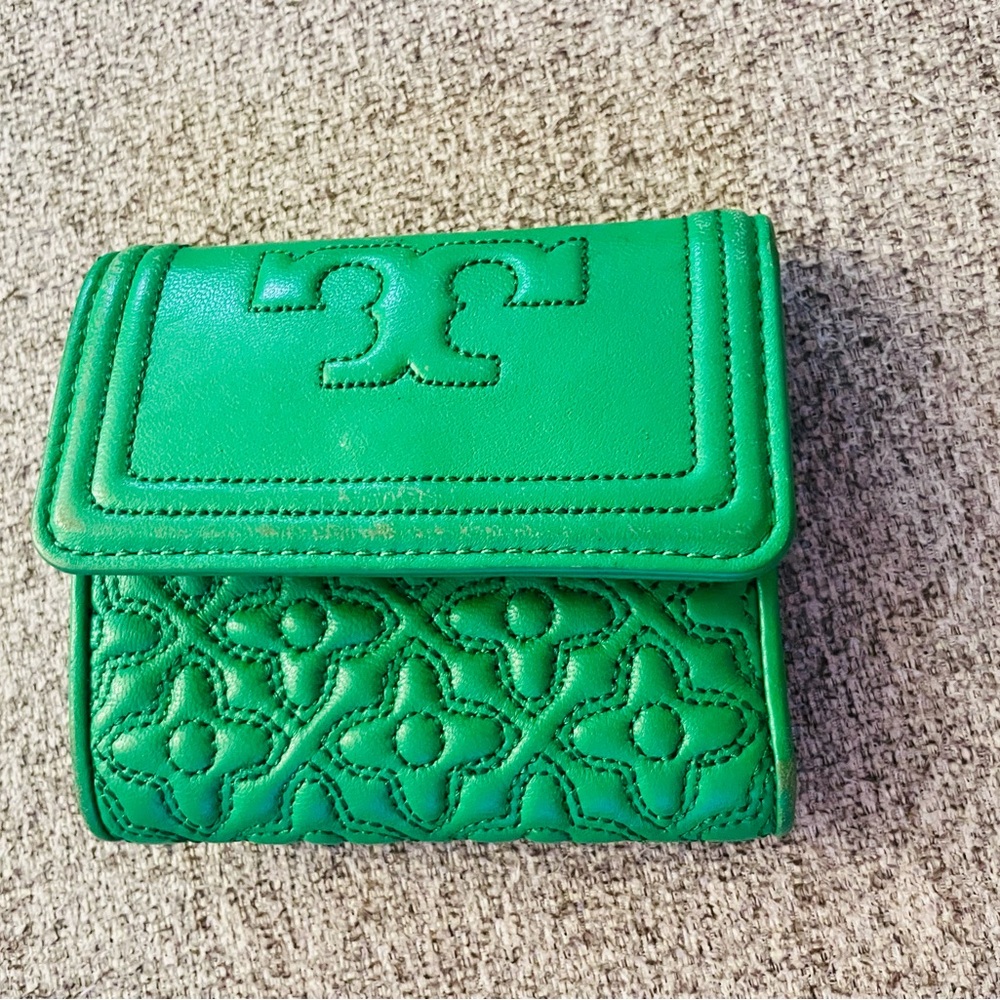 Tory Burch Bryant Foldable Mini Wallet Blue
Material Leather
One zipper
